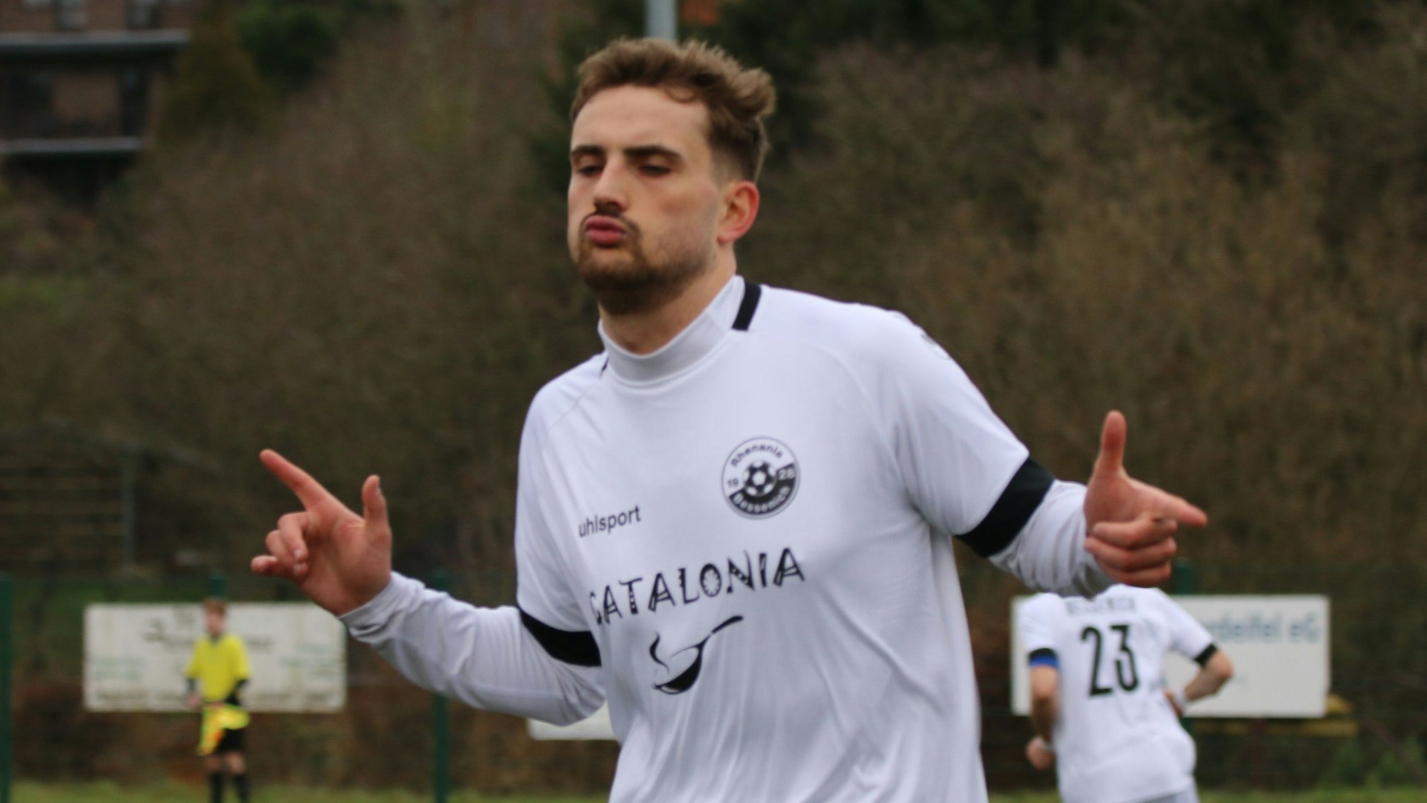 Bessenichs Stürmer Moritz Abel ahmt mit den Händen zwei Pistolen nach.