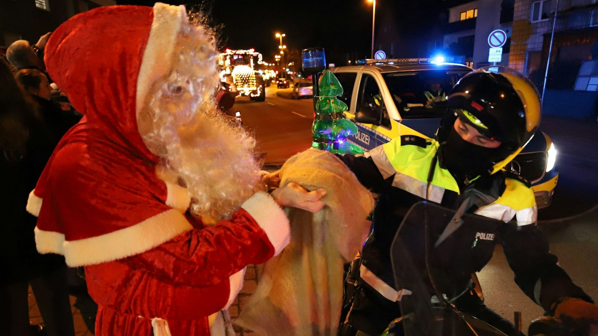 Die Polizei bekam ein kleines Dankeschön vom Nikolaus.