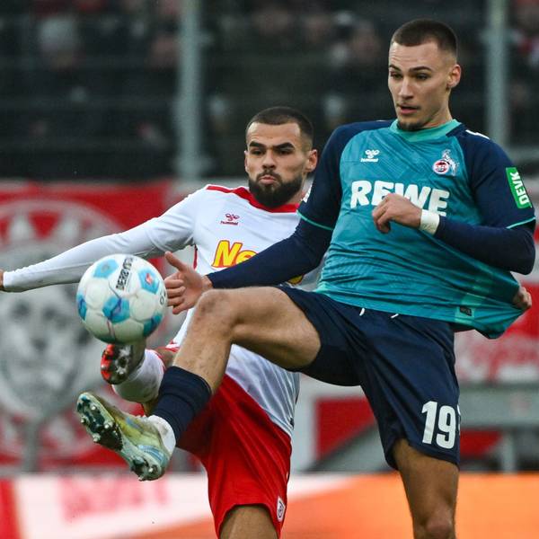 Robin Ziegele von Regensburg (l) und Tim Lemperle kämpfen um den Ball.
