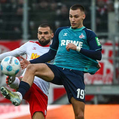 Robin Ziegele von Regensburg (l) und Tim Lemperle kämpfen um den Ball.