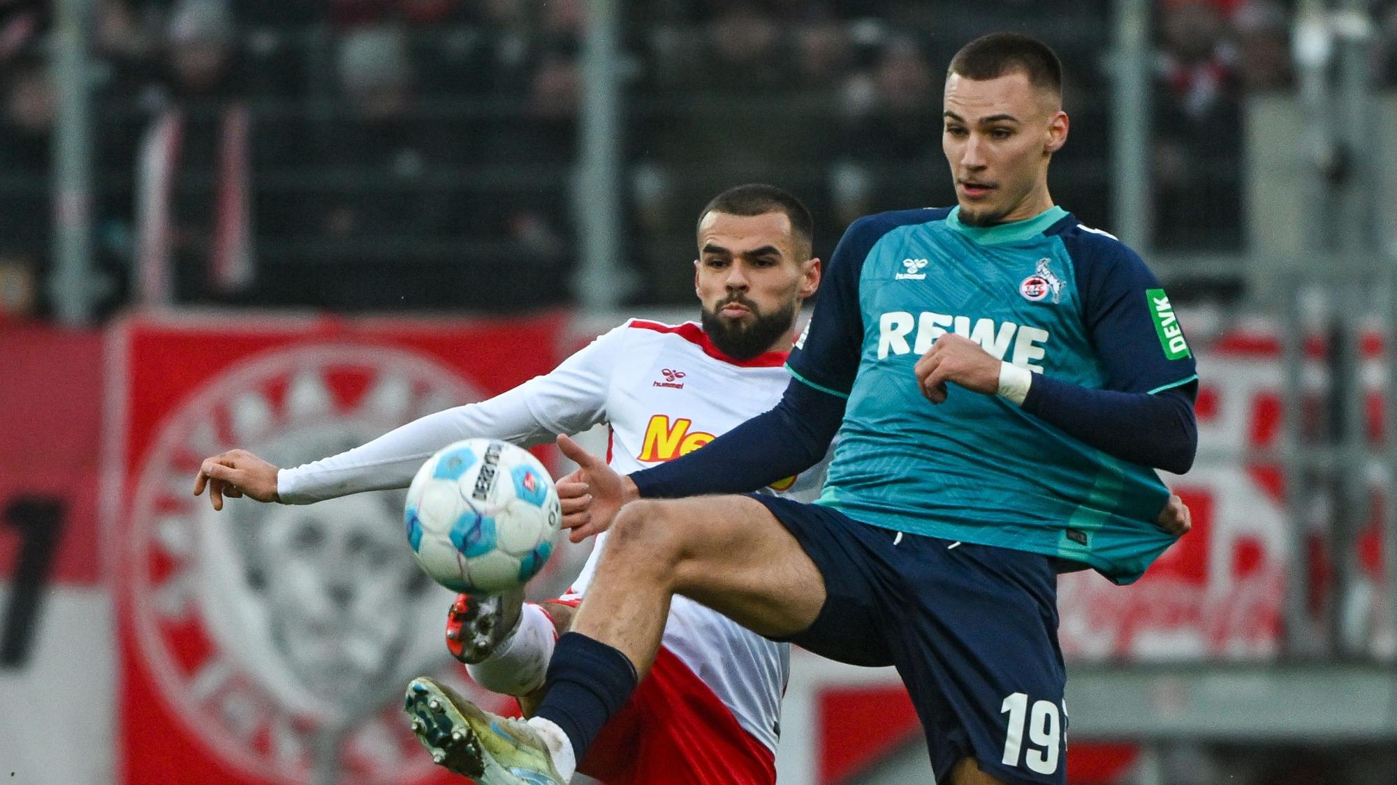 Robin Ziegele von Regensburg (l) und Tim Lemperle kämpfen um den Ball.