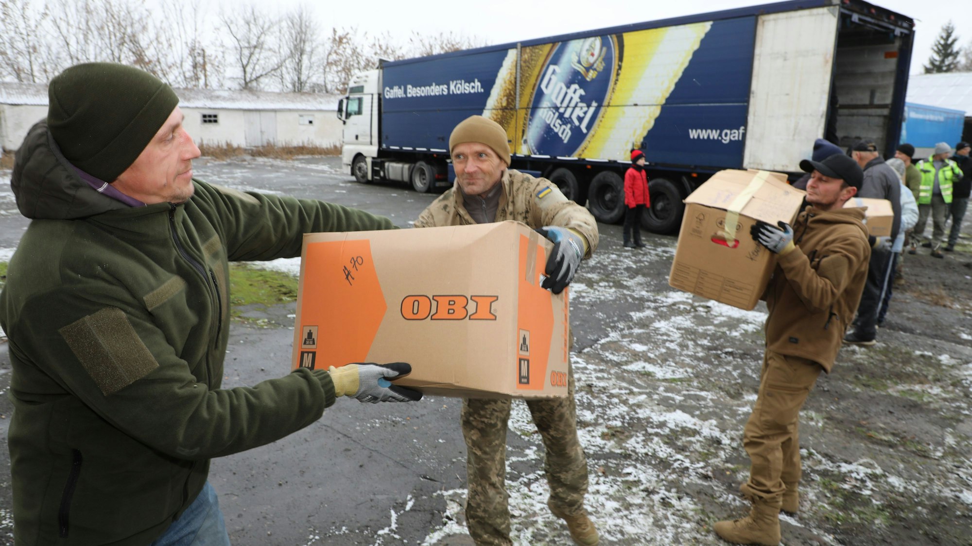 Helfer laden einen Lkw der Humanitären Hilfe aus dem Bergischen in Chmelnyzkyj aus.