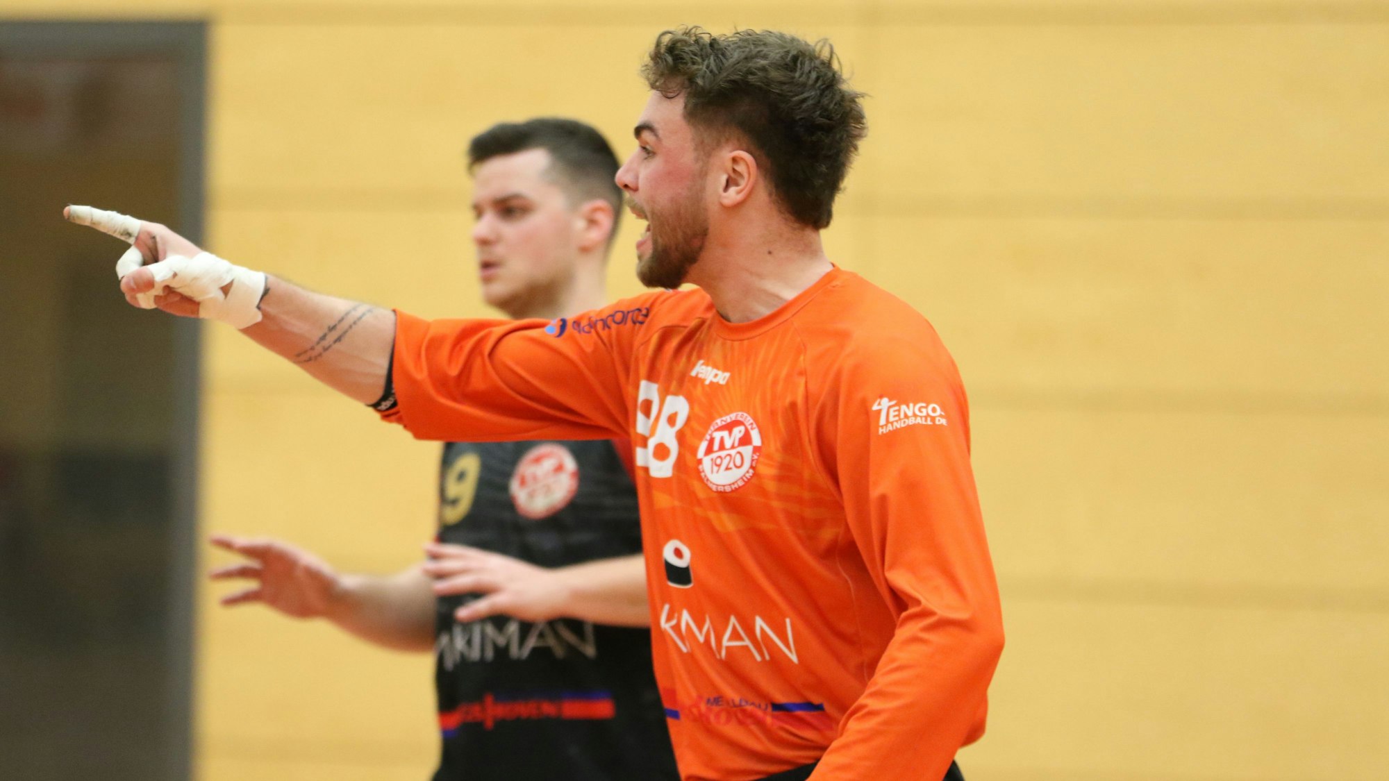 Palmersheims Torwart gibt mit getaptem Finger lautstark Anweisungen.