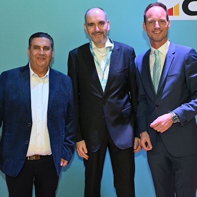 Rösraths CDU-Parteichef Daniel Schiffbauer (Mitte) bemühte sich um Schulterschluss in der Partei, nachdem sich Miguel Louzao de la Cruz (links) im Dezember als Bürgermeisterkandidat gegen Stephan Braun (rechts) durchgesetzt hatte.