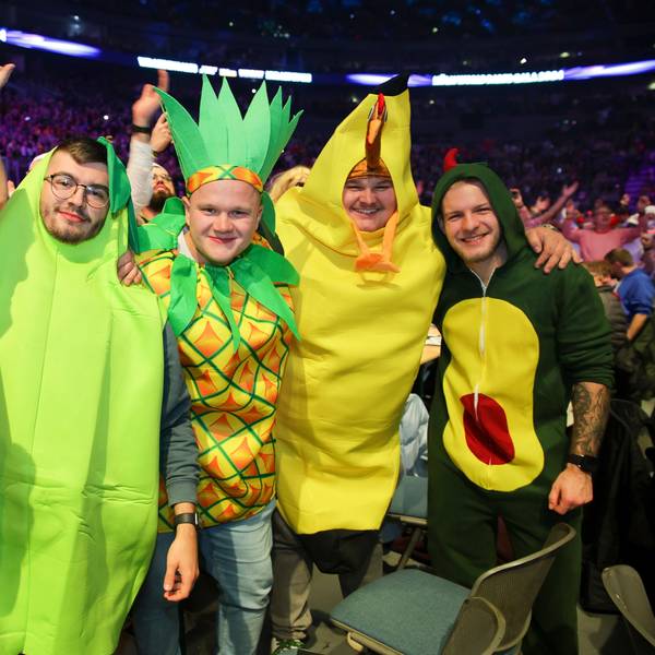 Dart-Fans als bunter Obstteller in der Kölner Lanxess-Arena.