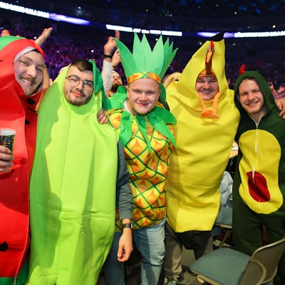 Dart-Fans als bunter Obstteller in der Kölner Lanxess-Arena.