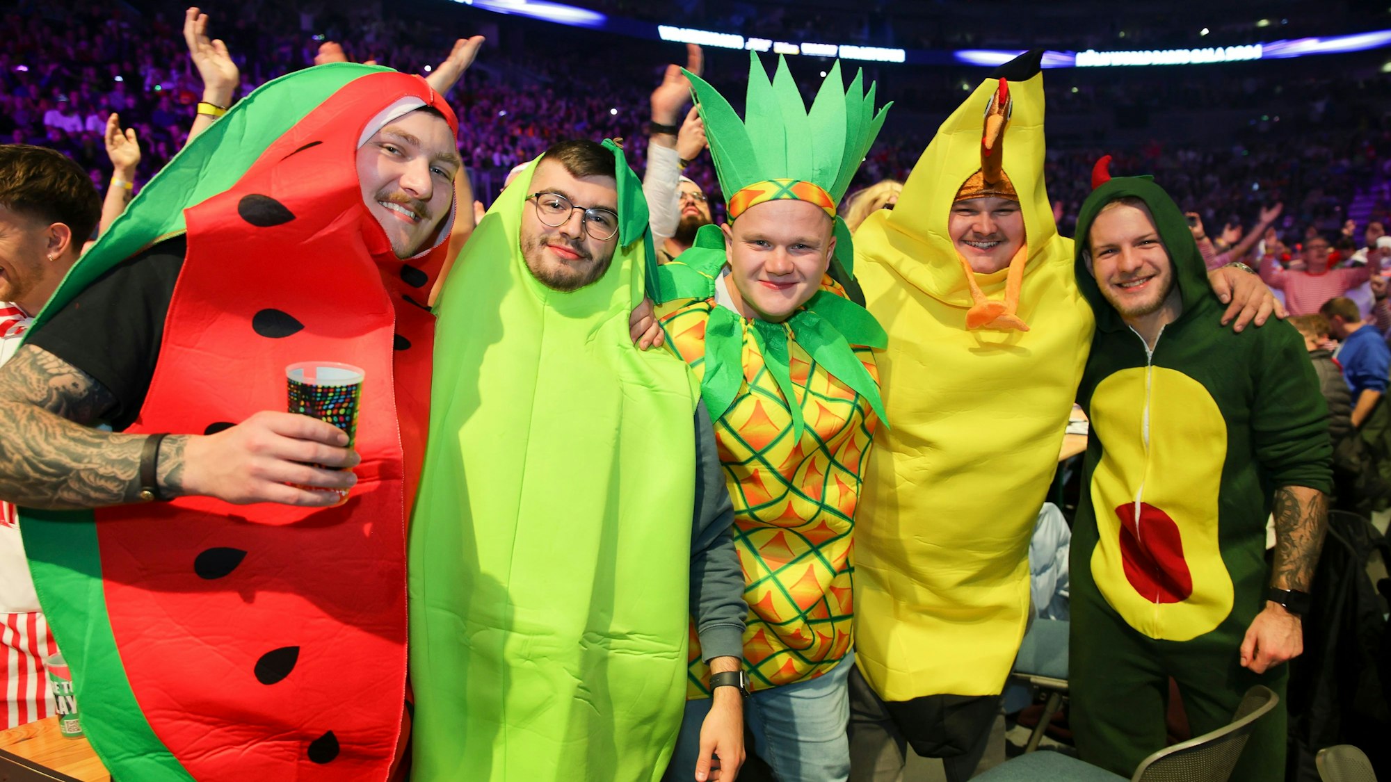 Dart-Fans als bunter Obstteller in der Kölner Lanxess-Arena.