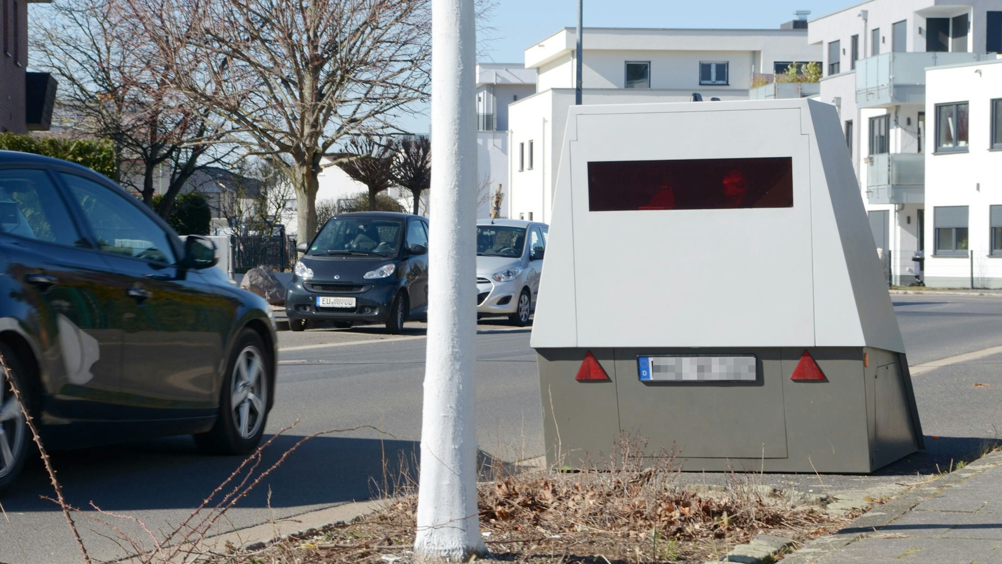 In einer großen, weiß-grauen Kiste steckt ein Messgerät.
