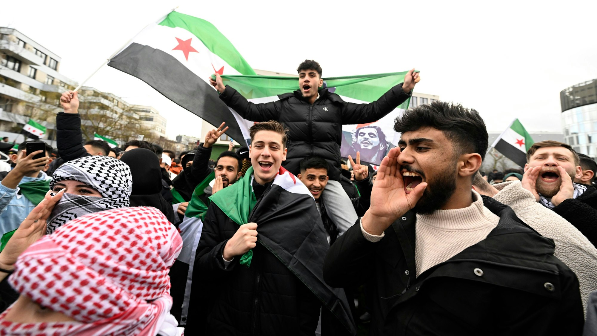 In Essen kommen 11.000 Menschen zusammen, um den Sturz des Assad-Regimes zu feiern.