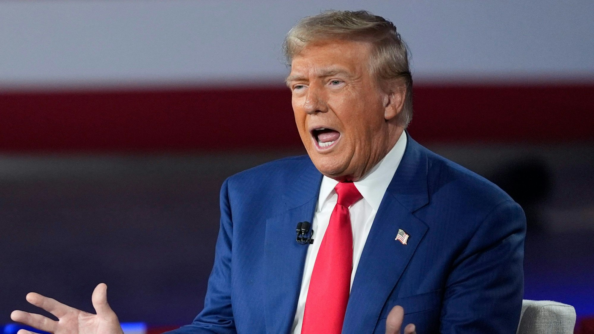 Der zukünftige US-Präsident Donald Trump nimmt im Wahlkampf an einer Diskussionsrunde teil. (Archivbild)