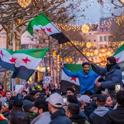 Syrer feiern auf dem Schillerplatz in Mainz den Sturz des Assad-Regime.
