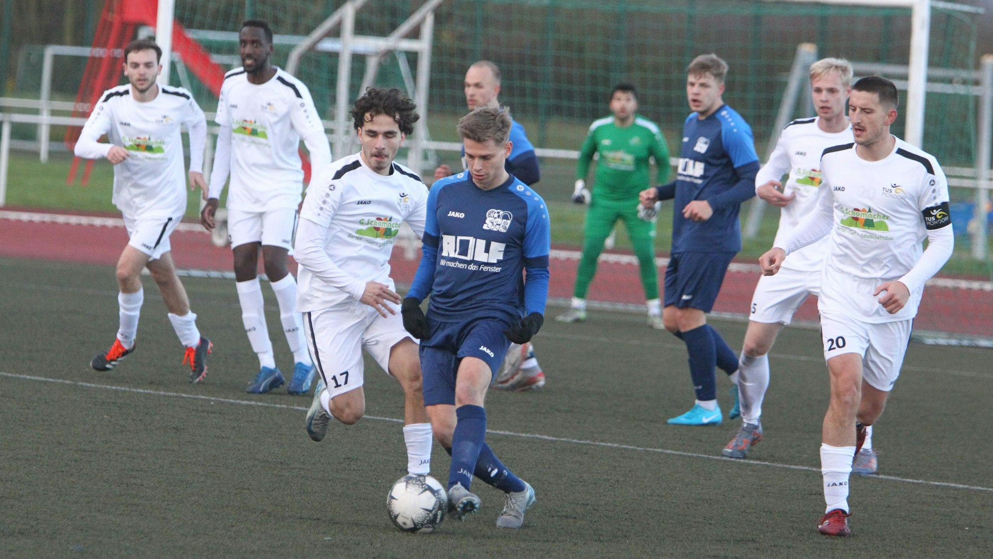 Dario Schwarz (am Ball)