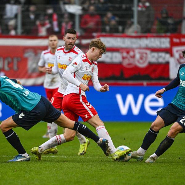 08.12.2024, Bayern, Regensburg: Fußball: 2. Bundesliga, Jahn Regensburg - 1. FC Köln, 15. Spieltag, Jahnstadion Regensburg. Timo Hübers von Köln (l-r), Dominik Kother von Regensburg und Jan Thielmann von Köln kämpfen um den Ball. Foto: Armin Weigel/dpa - WICHTIGER HINWEIS: Gemäß den Vorgaben der DFL Deutsche Fußball Liga bzw. des DFB Deutscher Fußball-Bund ist es untersagt, in dem Stadion und/oder vom Spiel angefertigte Fotoaufnahmen in Form von Sequenzbildern und/oder videoähnlichen Fotostrecken zu verwerten bzw. verwerten zu lassen. +++ dpa-Bildfunk +++