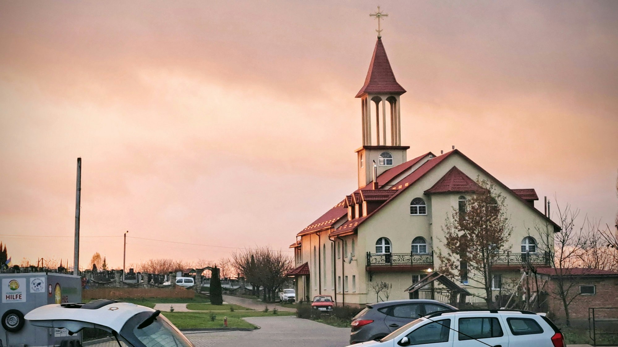 Die Sonne geht hinter der Kirche am Zentrum für traumatisierte Soldaten und ihre Familien im südukrainischen Chmelnyzkyj unter.