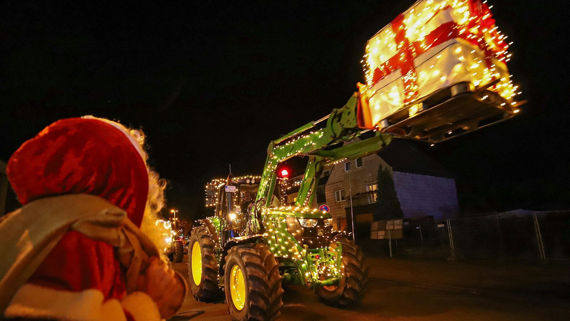 Geschmückte Traktoren ziehen durch die Straßen von Leichlingen und Opladen.