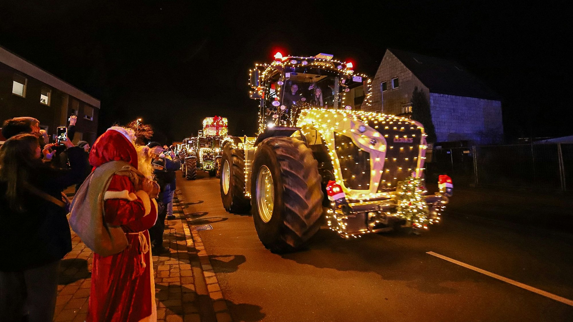 Geschmückte Traktoren zogen durch die Straßen von Leichlingen und Opladen.