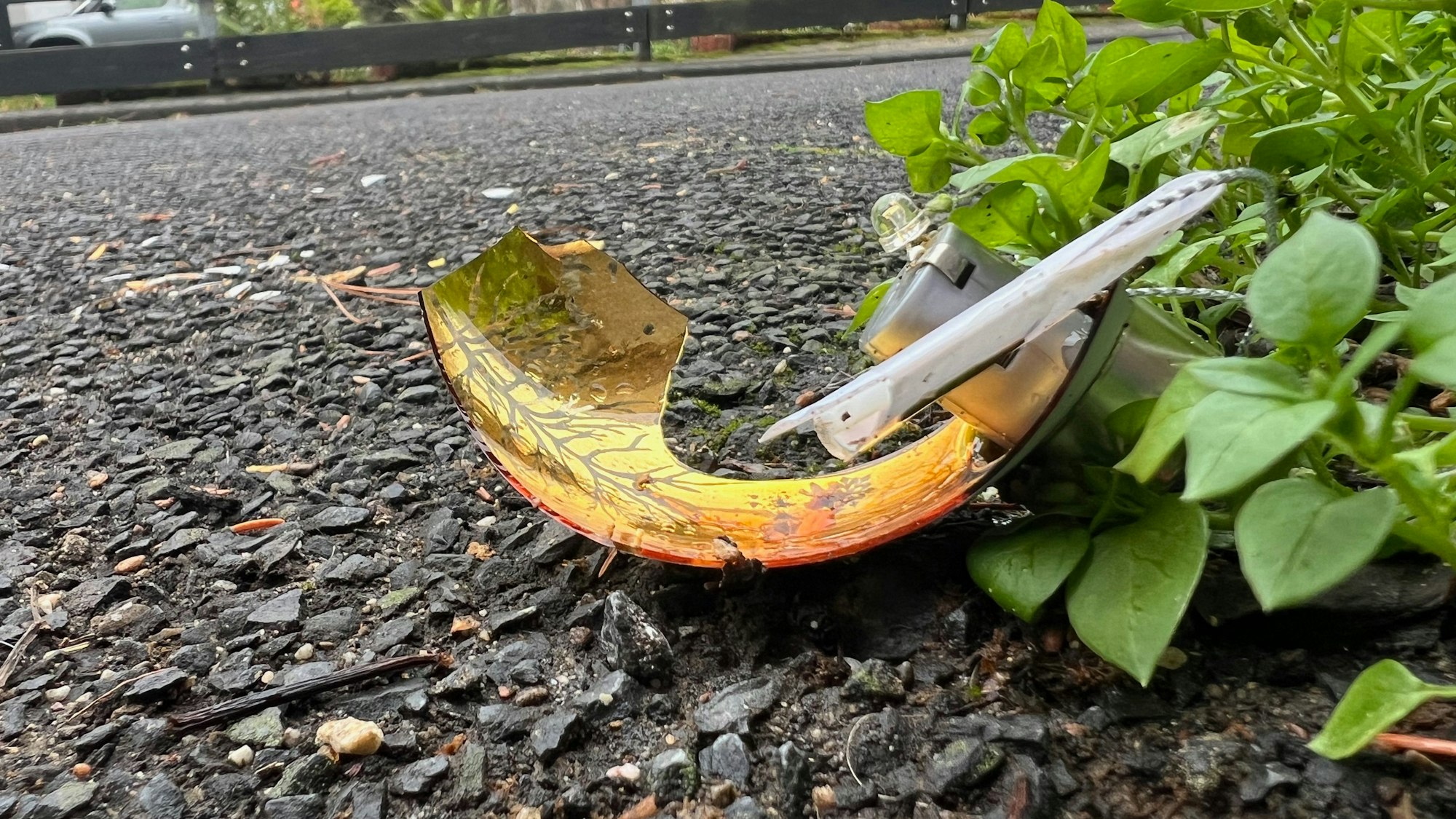 Auf dem Foto ist eine zerbrochene goldene Christbaumkugel zu sehen.