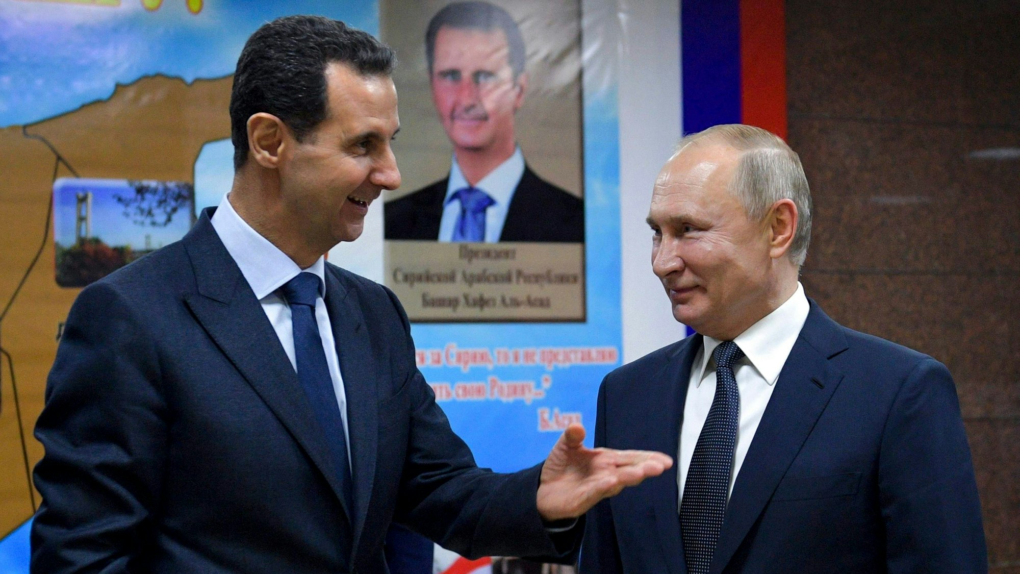 Der damalige syrische Präsident Baschar al-Assad, links, gestikuliert während eines Treffens mit dem russischen Präsidenten Wladimir Putin in Damaskus. (Archivbild)