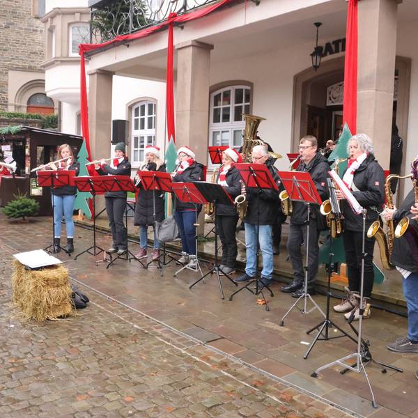 Blasmusiker mit Nikolausmützen.