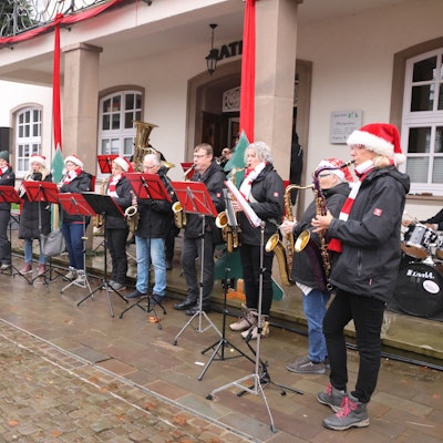 Blasmusiker mit Nikolausmützen.