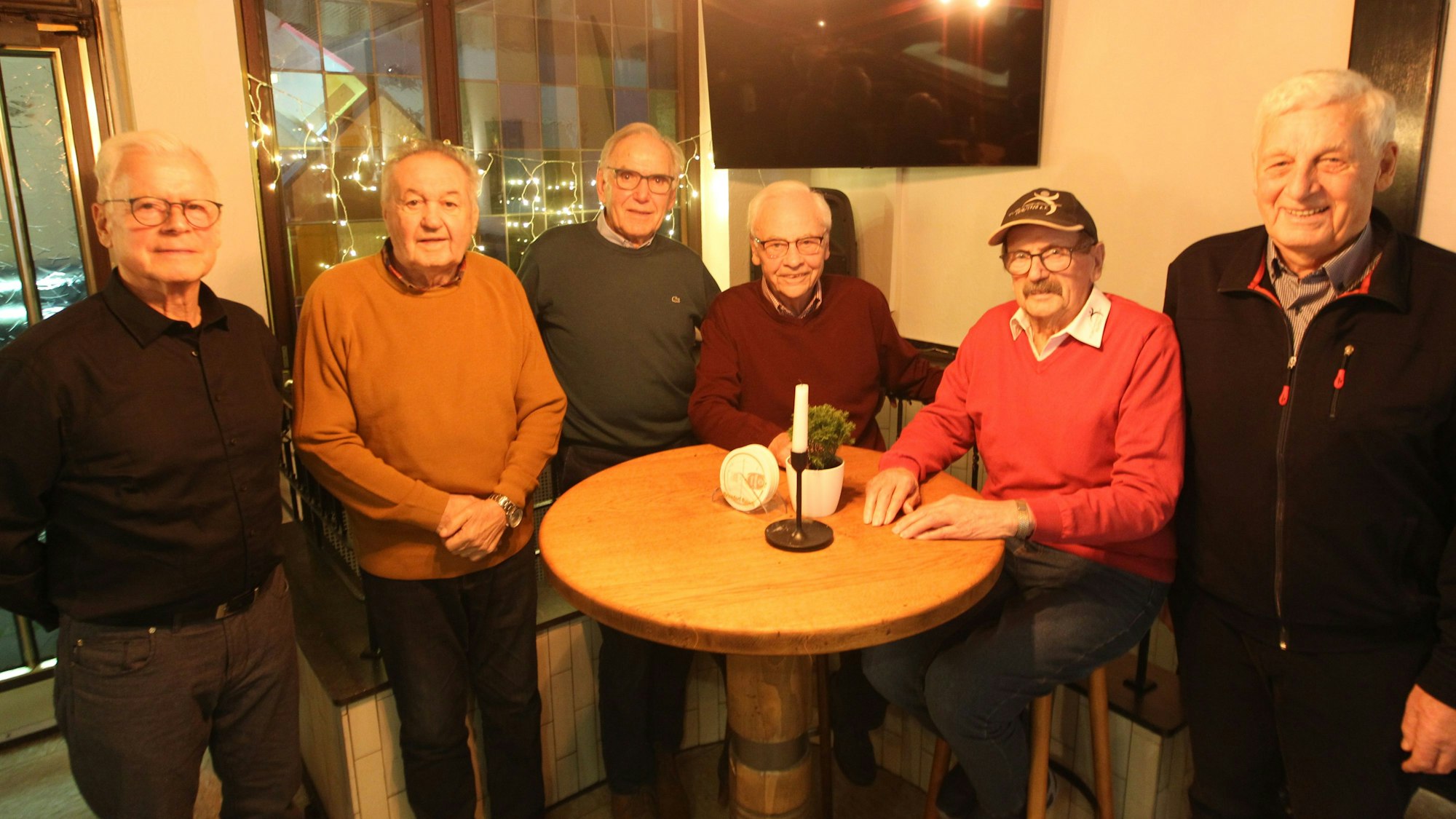 Die Fußballer des TuS Mondorf stiegen in der Saison 1963/64, als vor 60 Jahren in die Landesliga auf. Ein Wiedersehen mit (v.l.): Helmut Röhrig (80), Willi Monschau (84), Hans-Georg Engels (83), Heinrich Engels (82), Fritz Menden (82) und Herbert Lülsdorf (81).