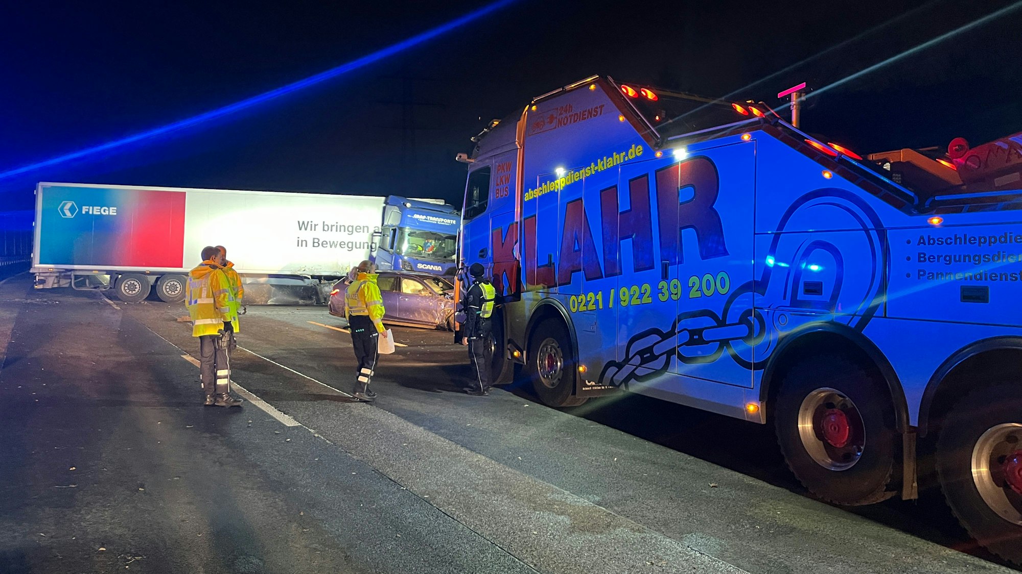 Ein großes Bergefahrzeug steht an einer Unfallstelle auf der Autobahn.
