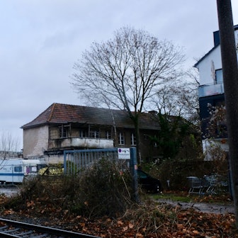 Das Grundstück an der Stolberger Straße 194 bis 196 neben den Gleisen der HGK.