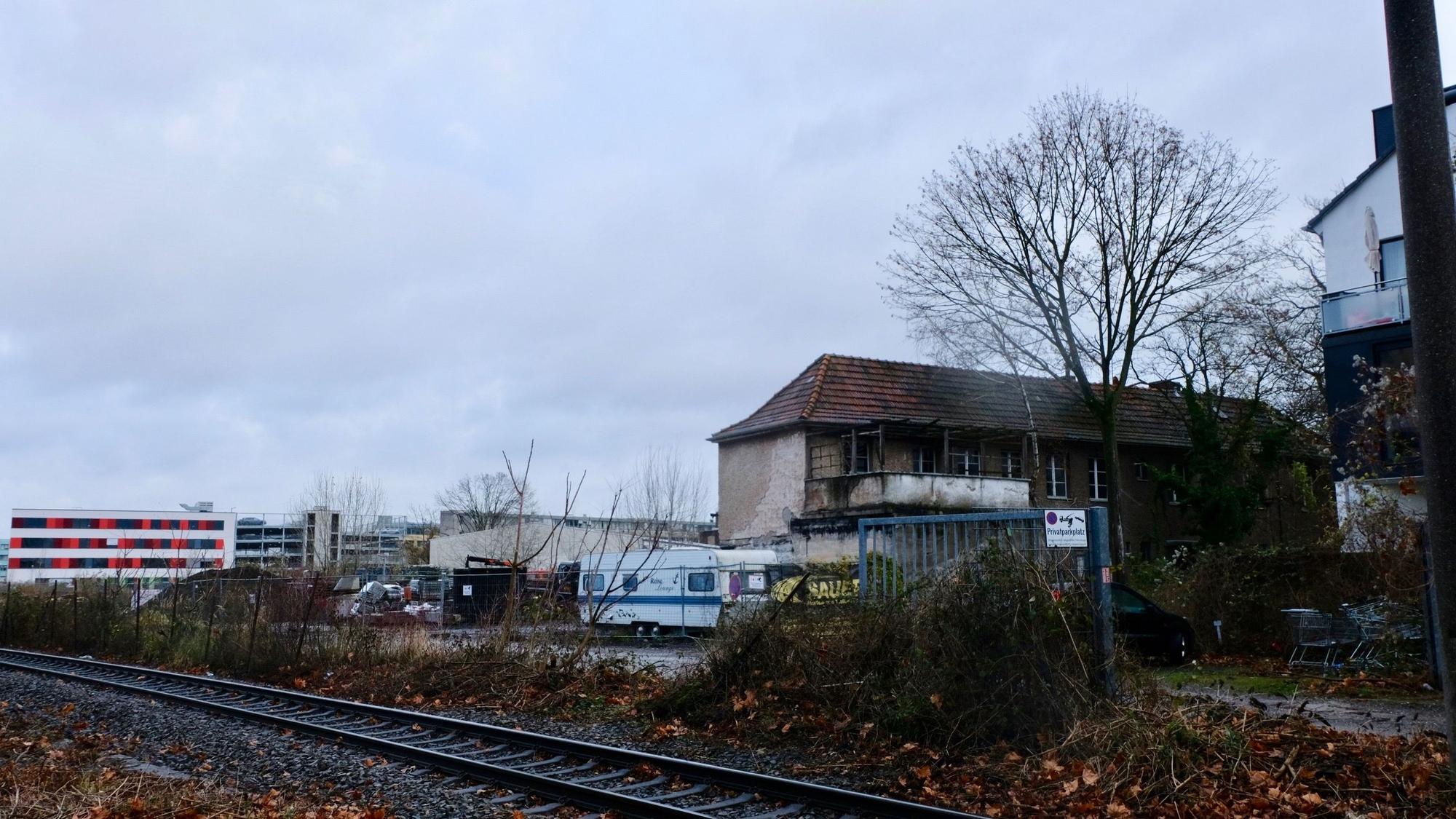Das Grundstück an der Stolberger Straße 194 bis 196 neben den Gleisen der HGK.