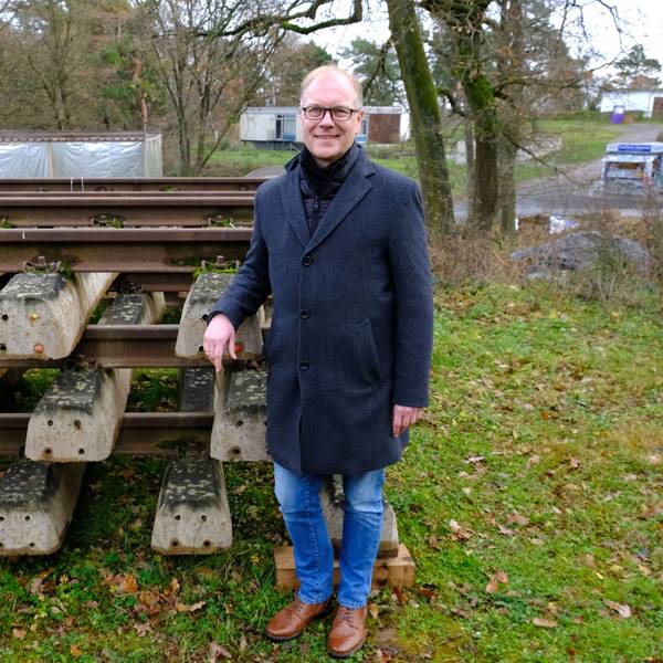 Dr. Carsten Vorwig, Direktor des LVR-Freilichtmuseums in Kommern, steht an Bahnschwellen, die für den Bahnhof aus Walporzheim im Freilichtmuseum verlegt werden sollen.