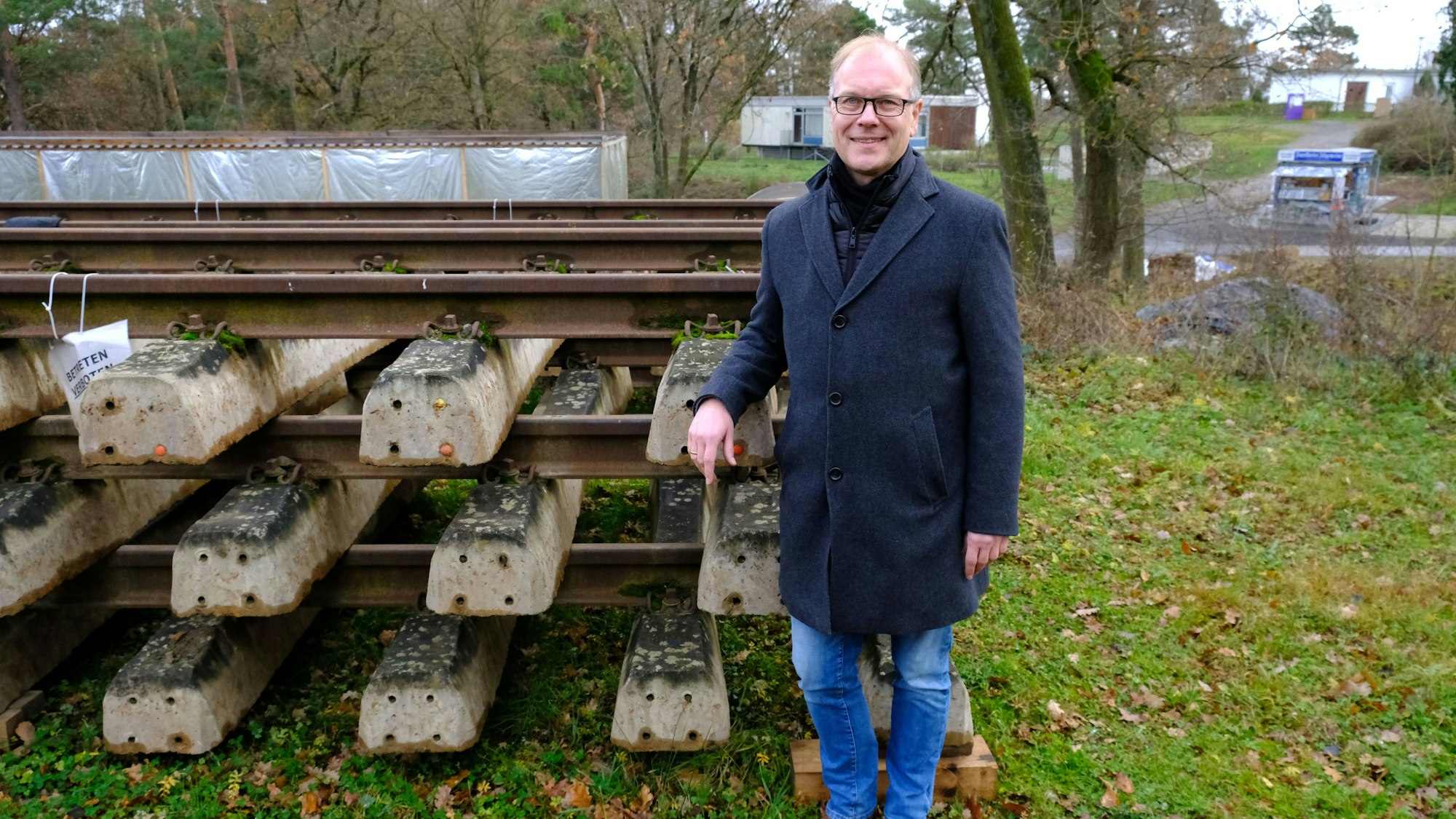 Dr. Carsten Vorwig, Direktor des LVR-Freilichtmuseums in Kommern, steht an Bahnschwellen, die für den Bahnhof aus Walporzheim im Freilichtmuseum verlegt werden sollen.