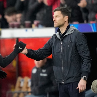 Leverkusen-Coach Xabi Alonso und sein Superstar Florian Wirtz sind in der Champions League mit der Werkself auf Kurs.