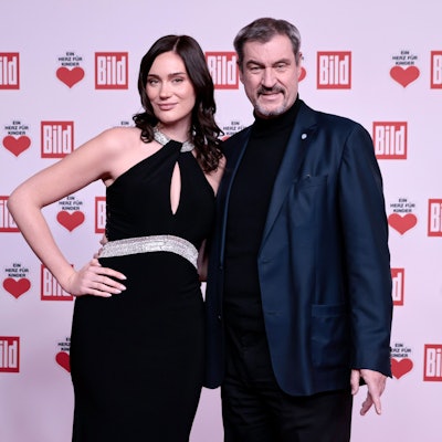 Markus Söder (CSU), Ministerpräsident von Bayern, und Tochter Gloria-Sophie Burkandt bei der Spendengala "Ein Herz für Kinder". (Archivbild)