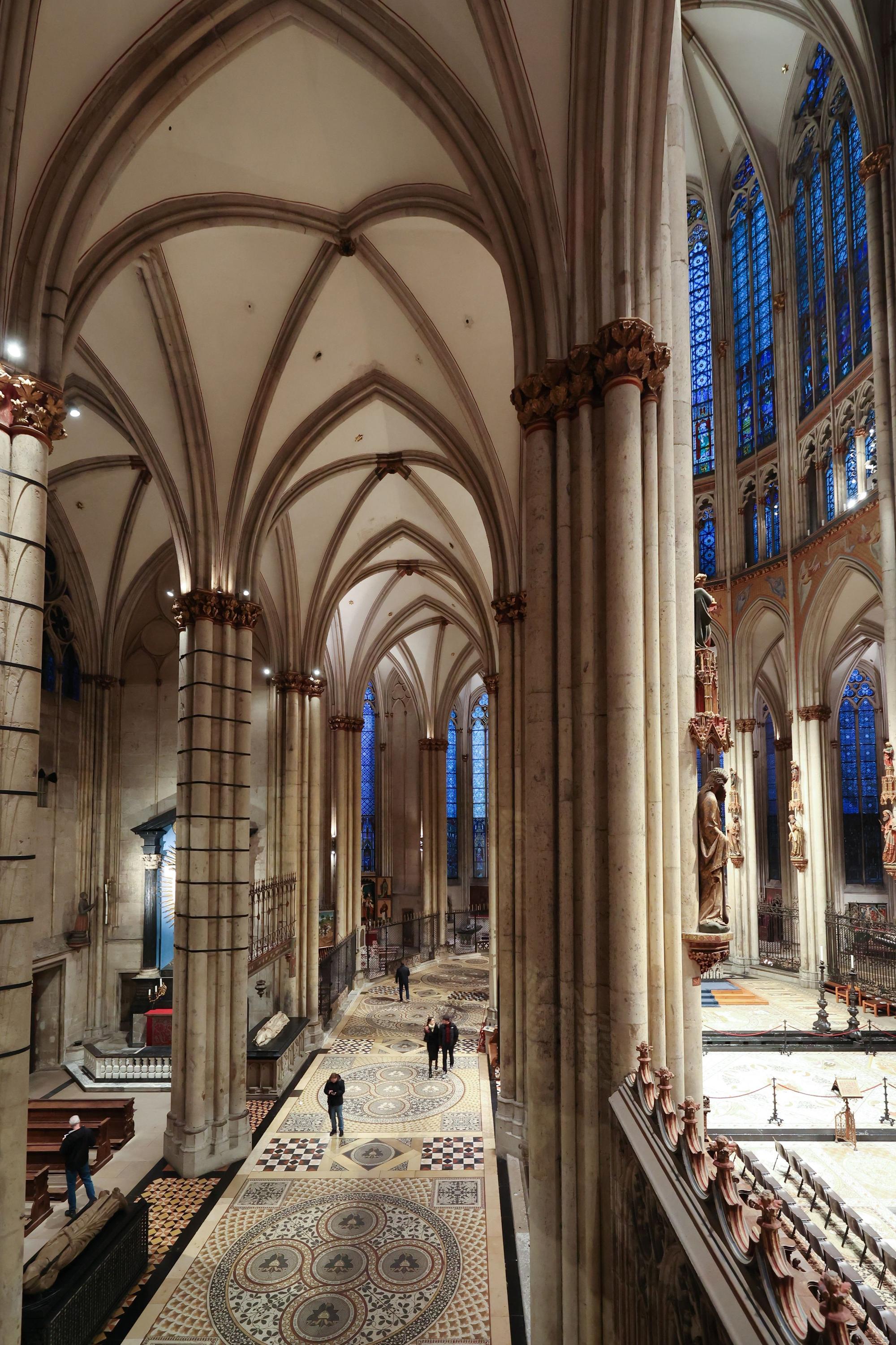 Blick von der Orgel- und Sängerempore des Kölner Doms in den nördlichen Chorumgang. Links in der Mitte ist der Zugang zur Sakristei zu erkennen.