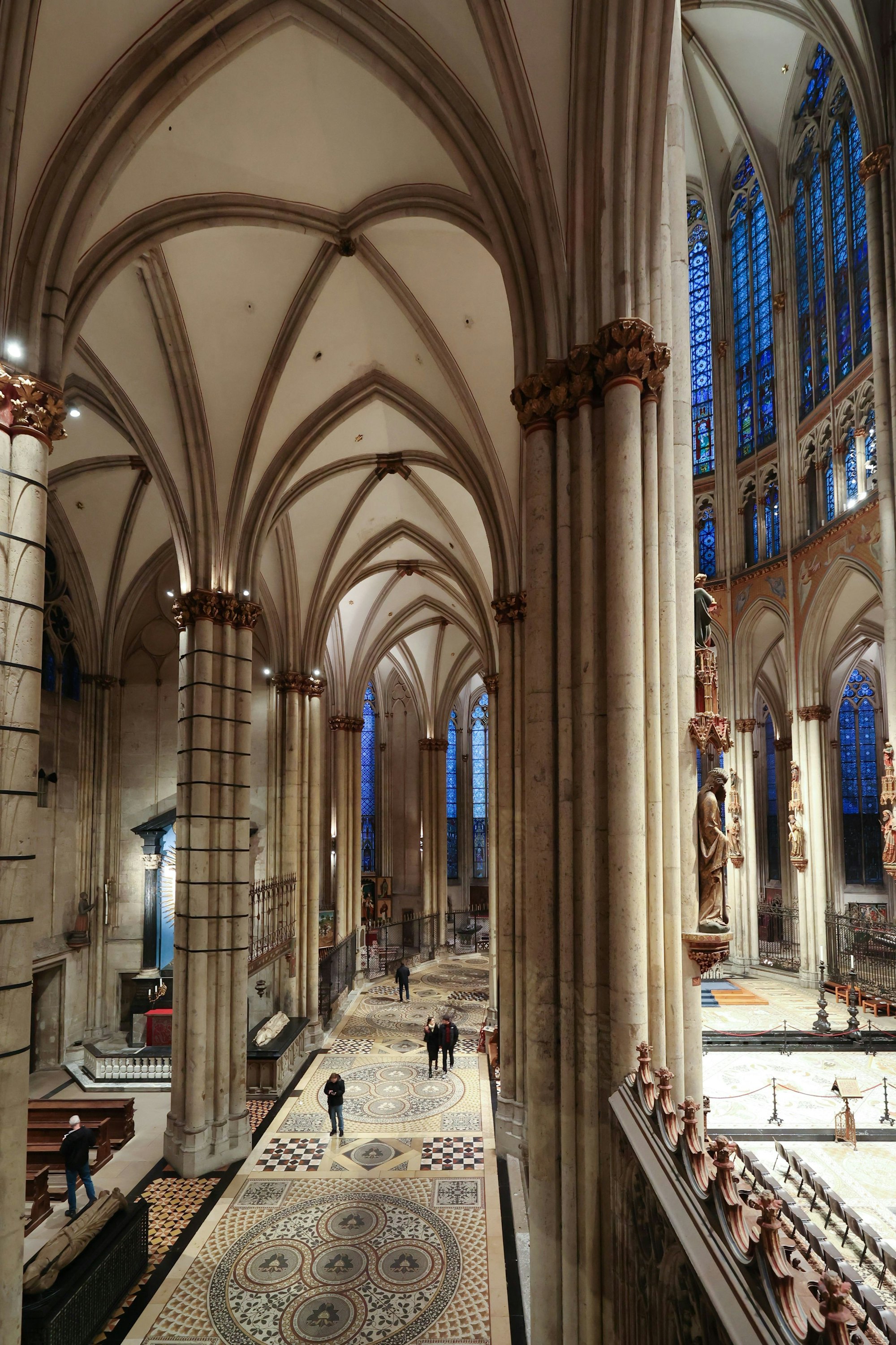 Blick von der Orgel- und Sängerempore des Kölner Doms in den nördlichen Chorumgang. Links in der Mitte ist der Zugang zur Sakristei zu erkennen.