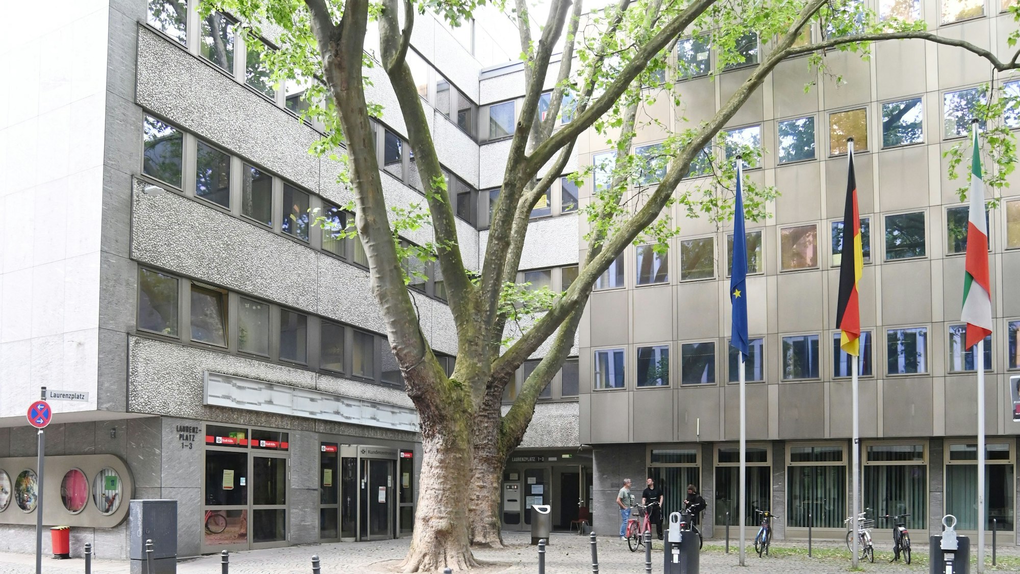 Für die meisten Anträge müssen Kölner nach wie vor persönlich ein Bürgeramt oder Kundenzentrum, wie sie in Köln heißen, betreten (Symbolbild).
