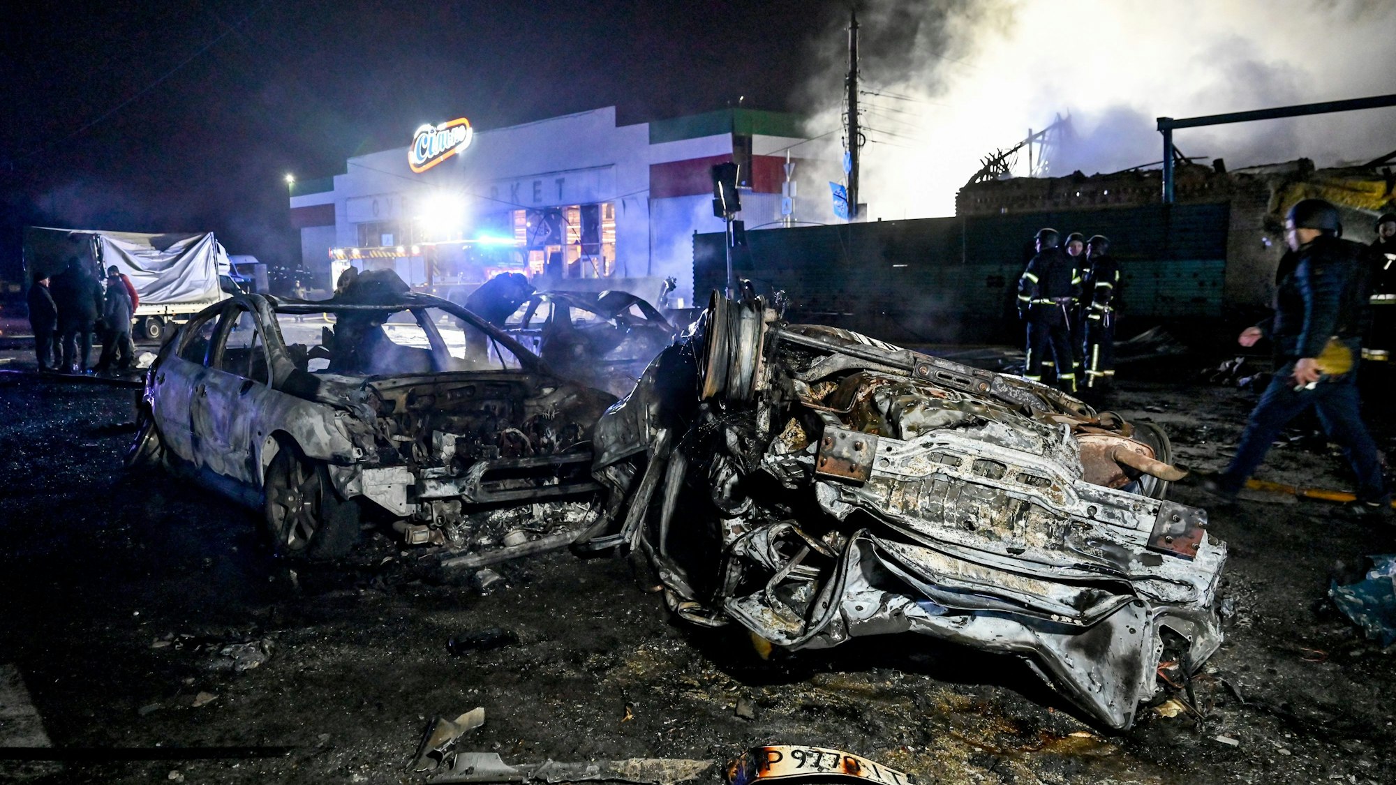 06.12.2024, Ukraine, Saporischschja: Nach einem russischen Luftangriff sind in Saporischschja im Südosten der Ukraine verkohlte Autos zu sehen.