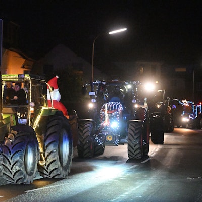 Traktoren mit Lichterketten fahren durch die Hohkeppeler Straße in Overath-Heiligenhaus.