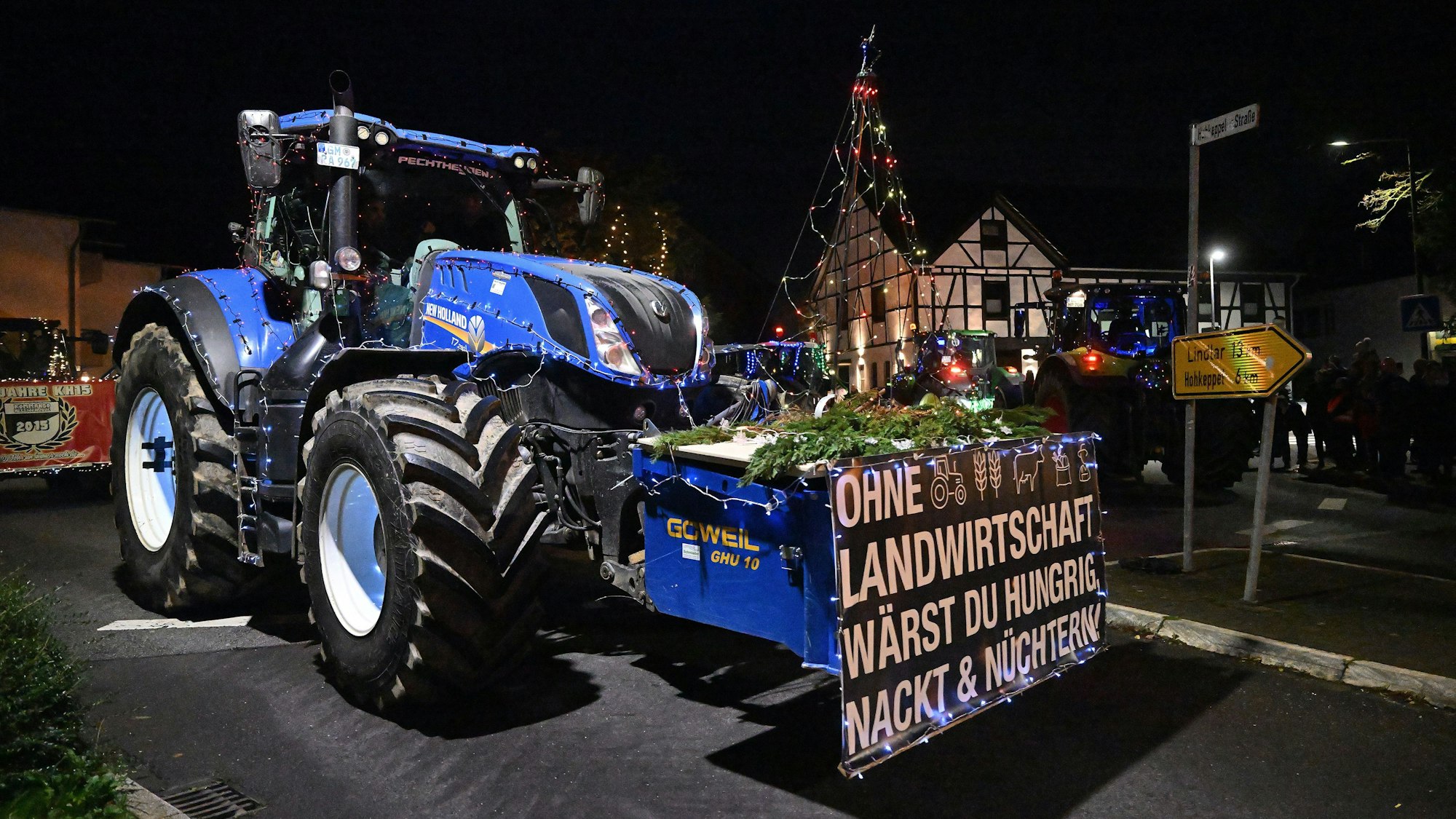 „Ohne Landwirtschaft wärst du hungrig, nackt und nüchtern“ hat ein Landwirt auf das Protestschild an der Front seines Ackerschleppers.