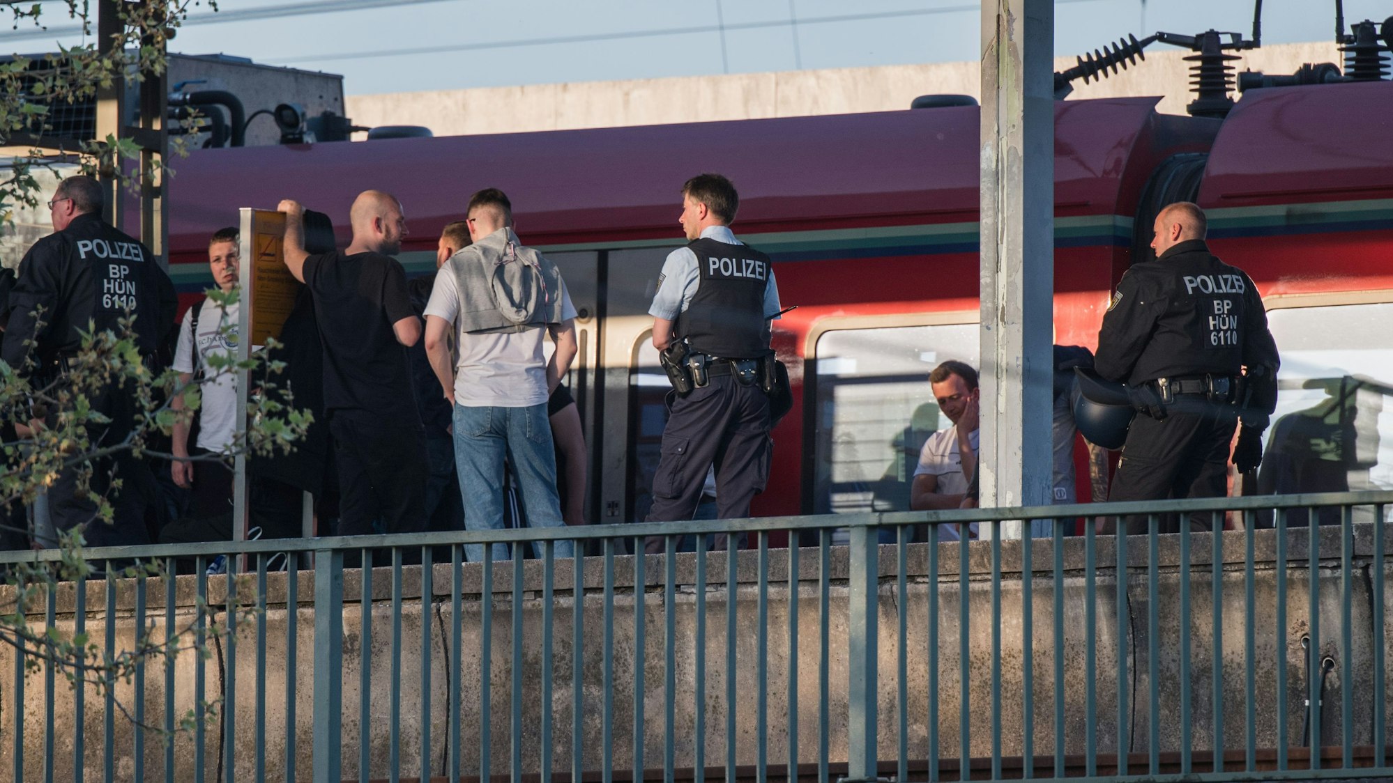 Einsatzkräfte der Polizei nach einer Massenschlägerei an einem Bahnhof (Archivfoto).