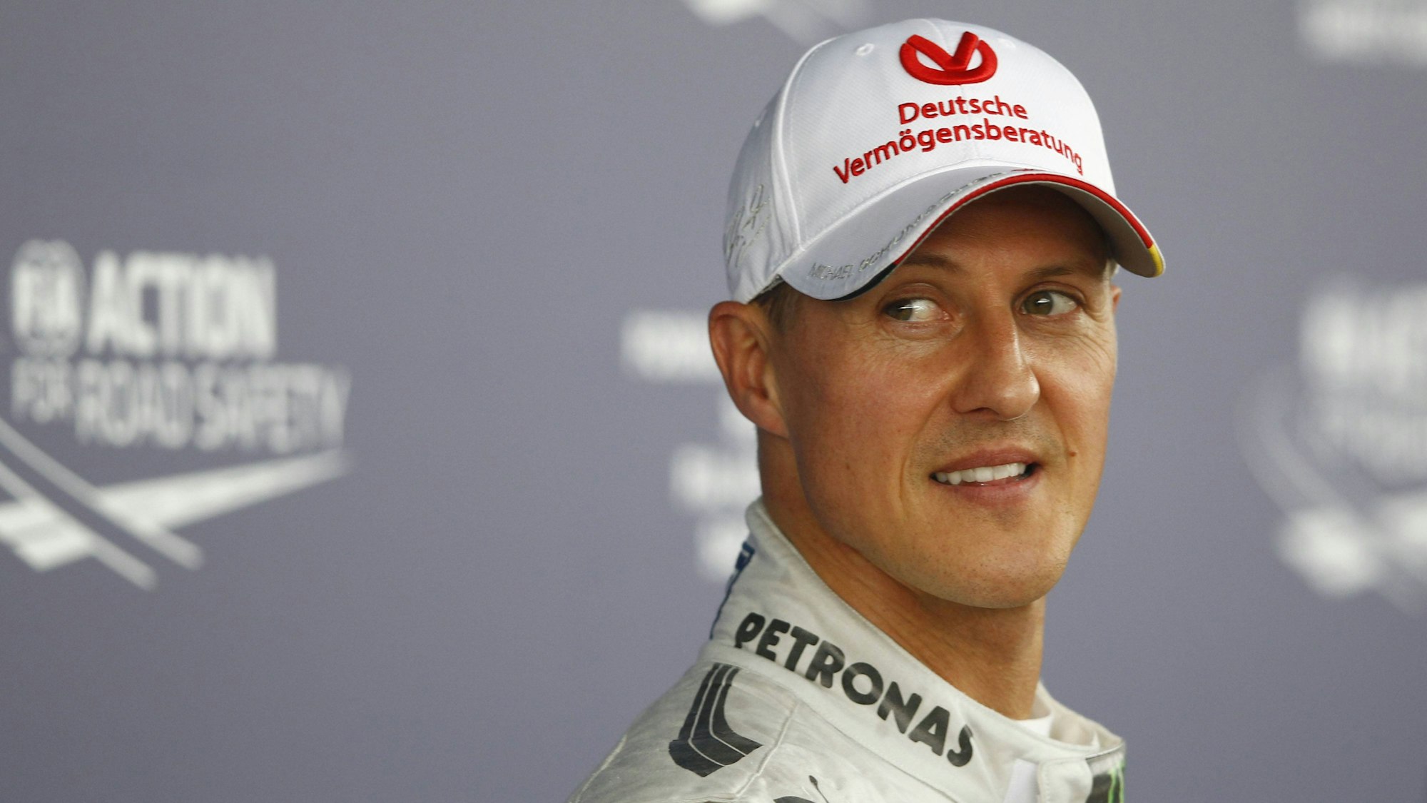 Michael Schumacher schaut schräg zur Seite.