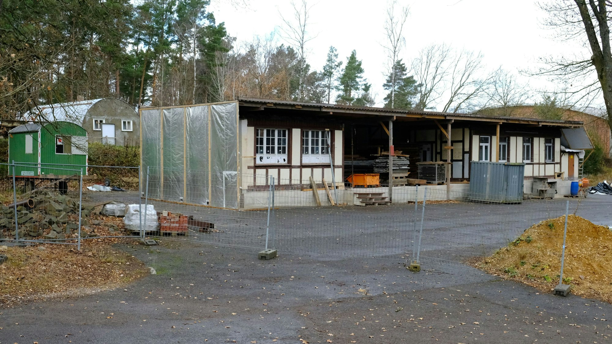 Blick auf den Bahnhof aus Walprzheim, der im Jahr 2024 ins LVR-Freilichtmuseum Kommern transloziert wurde