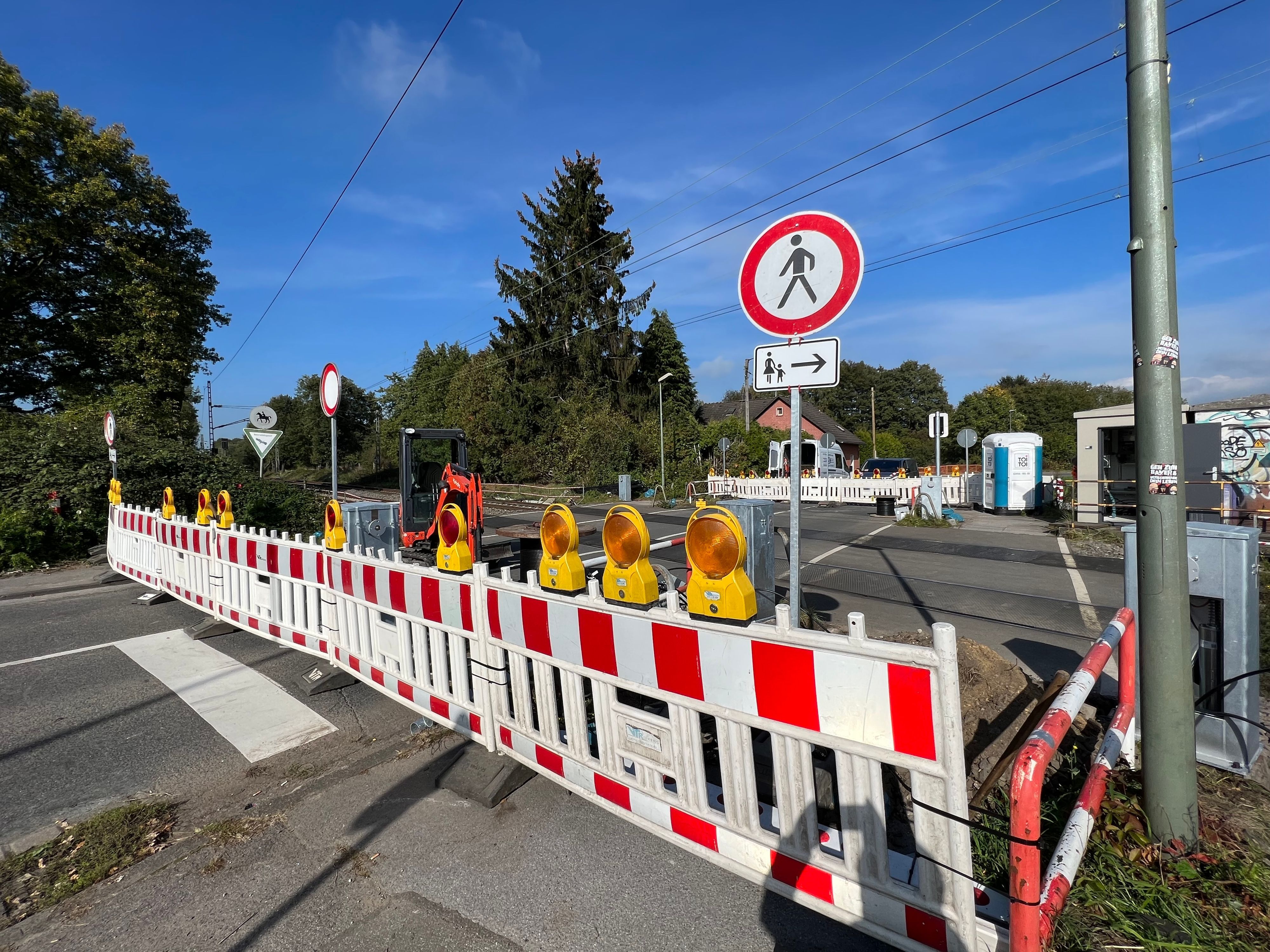 Gesperrter Bahnübergang Sandstraße/Rothenberg