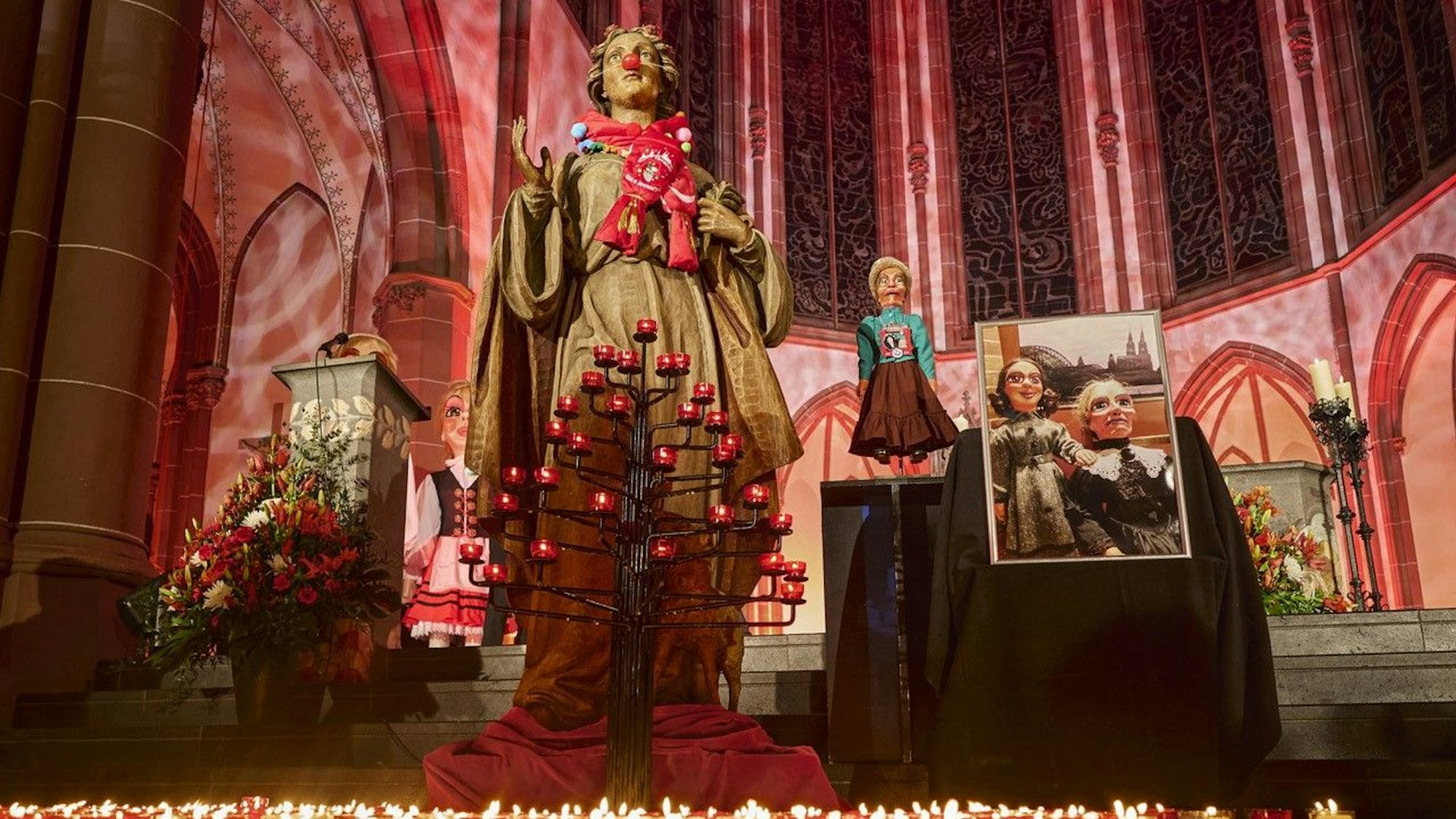 Der Fastelovendsgottesdienst in St. Agnes findet mit Kerzen und Puppen statt.