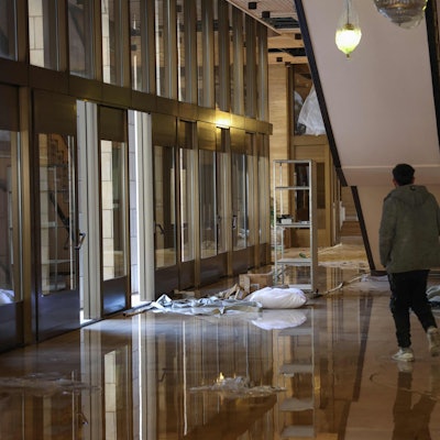 Ein Mann läuft durch eine verwüstete Halle im Assad-Palast.