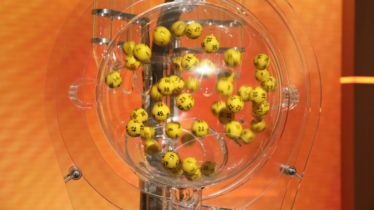 Nach 18 Ziehungen konnte der mit 120 Millionen gefüllte Eurojackpot geknackt werden. Ein Spielteilnehmer aus Nordrhein-Westfalen sowie ein Tipper aus Rheinland-Pfalz teilen sich den Gewinn und erhalten jeweils 60 Millionen Euro. In der zweiten Gewinnklasse wurde ein Glückspilz aus dem Raum Dortmund ebenfalls zum Multimillionär.