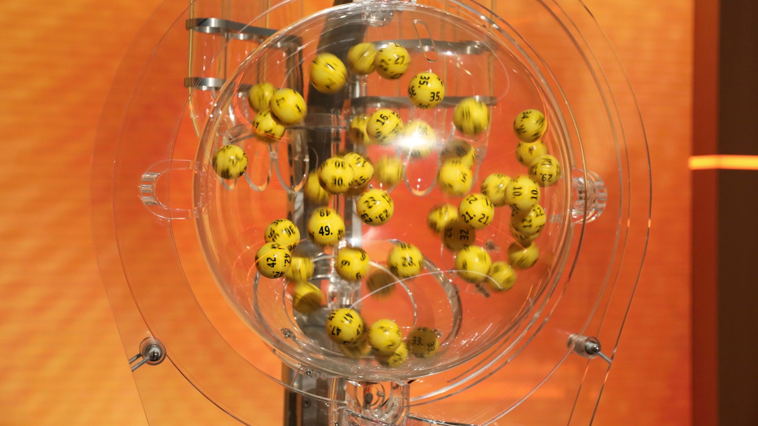 Nach 18 Ziehungen konnte der mit 120 Millionen gefüllte Eurojackpot geknackt werden. Ein Spielteilnehmer aus Nordrhein-Westfalen sowie ein Tipper aus Rheinland-Pfalz teilen sich den Gewinn und erhalten jeweils 60 Millionen Euro. In der zweiten Gewinnklasse wurde ein Glückspilz aus dem Raum Dortmund ebenfalls zum Multimillionär.