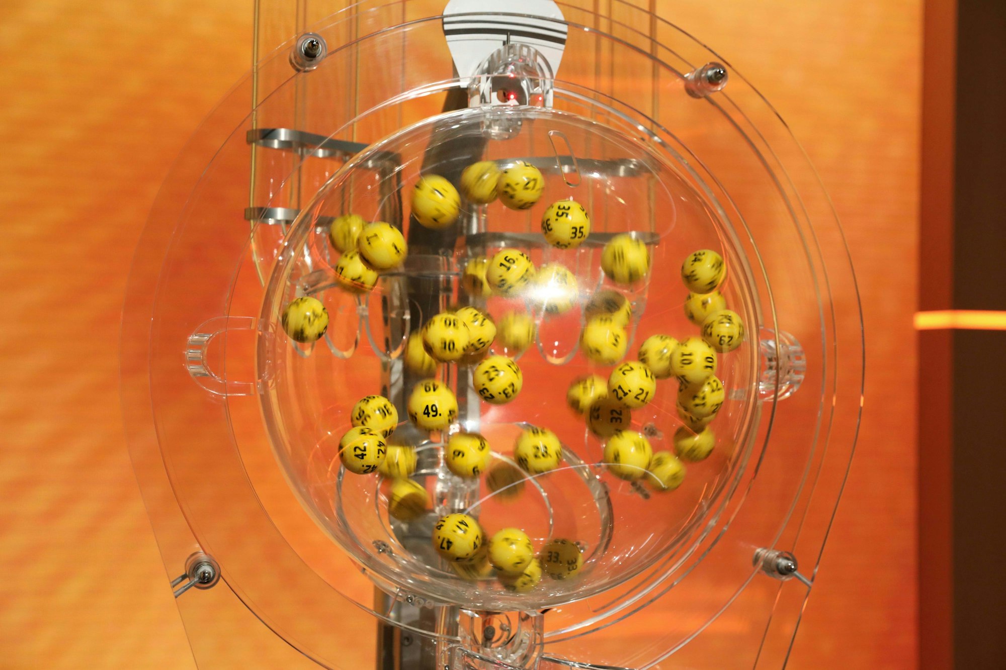 Nach 18 Ziehungen konnte der mit 120 Millionen gefüllte Eurojackpot geknackt werden. Ein Spielteilnehmer aus Nordrhein-Westfalen sowie ein Tipper aus Rheinland-Pfalz teilen sich den Gewinn und erhalten jeweils 60 Millionen Euro. In der zweiten Gewinnklasse wurde ein Glückspilz aus dem Raum Dortmund ebenfalls zum Multimillionär.