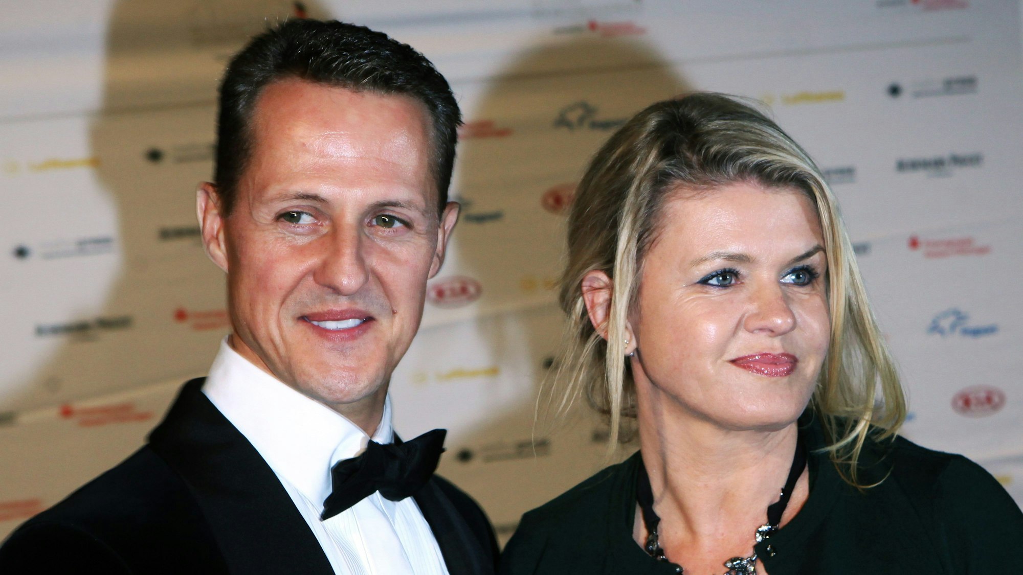 ARCHIVbild: Das Ehepaar Schumacher ist während einer Veranstaltung zu sehen.