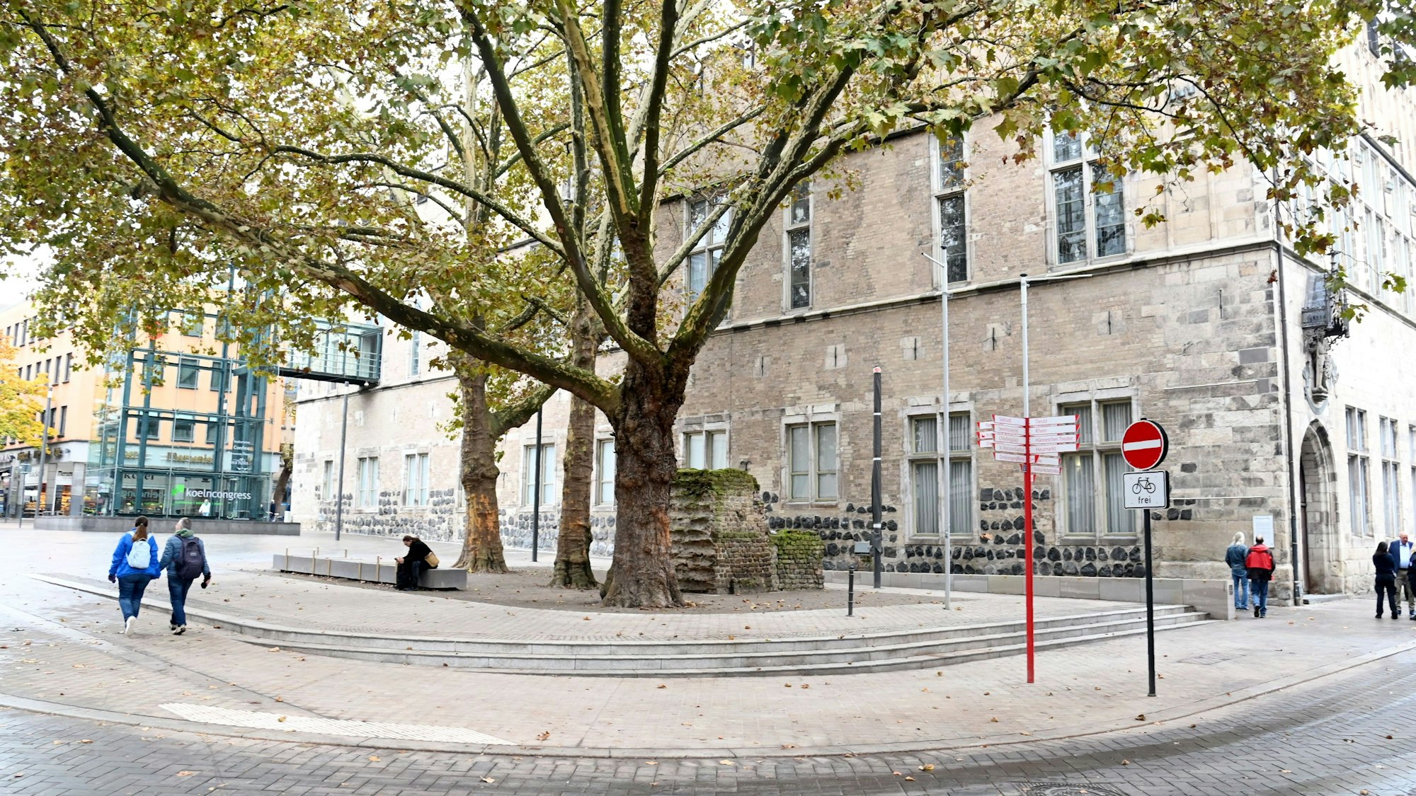 Der Günter-Wand-Platz vor dem Gürzenich ist renoviert und hat nun ein einheitliches Pflaster aus Grauwacke.