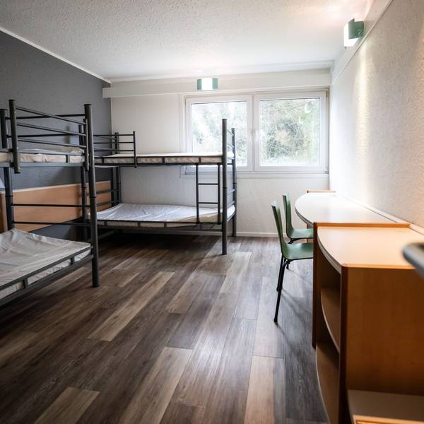 Blick in ein Vier-Bett-Zimmer in einer Unterbringungseinrichtung für Asylsuchende in einem ehemaligen Hotel.